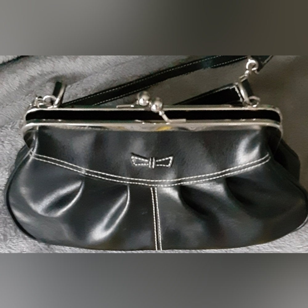 Apt 9 Retro handbag, kiss clasp lock, black w/white stitching one inside zip poc